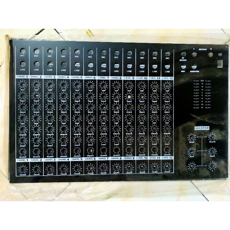 Panel atas audio mixer 8 Potentio 12 Channel