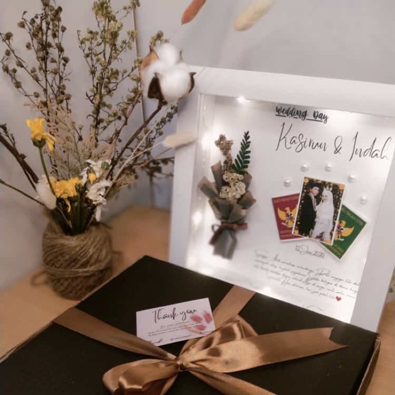 

FRAME 2D / 3D / DRIED FLOWER / KADO WISUDA / PERNIKAHAN / ANNIVERSARY / ULANG TAHUN
