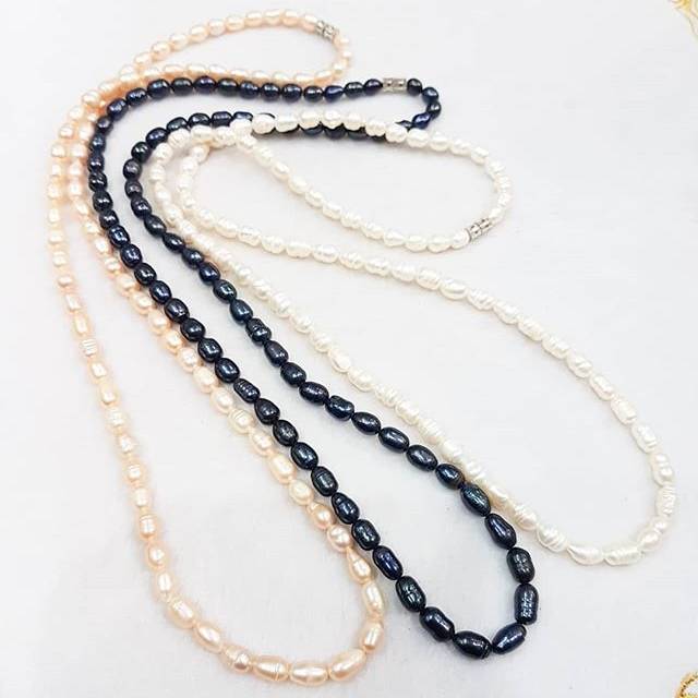 Kalung mutiara panjang