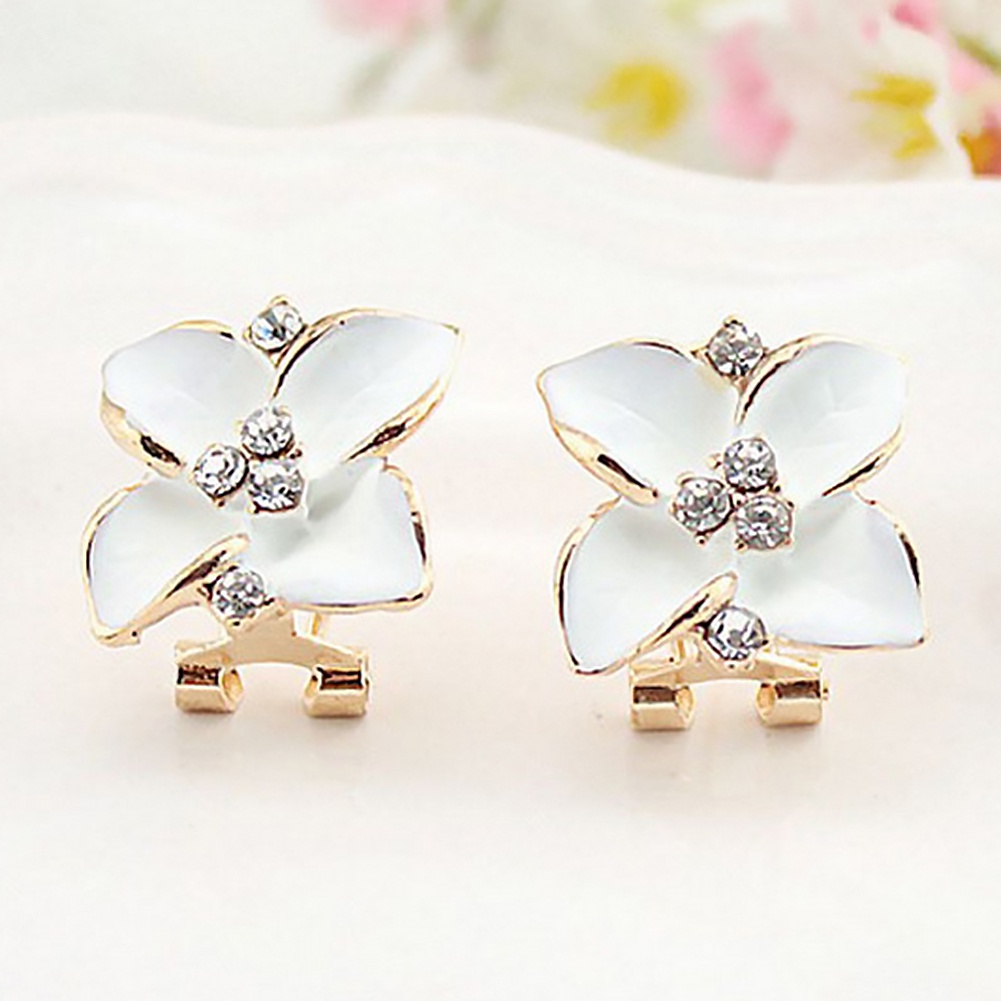 Anting Stud Enamel Bentuk Clover Aksen Berlian Imitasi Untuk Wanita