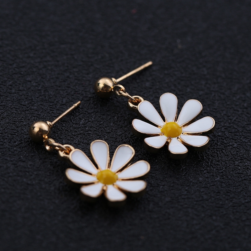 Anting Stud Desain Bunga Matahari Daisy Warna Kuning Putih Bahan Alloy Gaya Korea Untuk Wanita