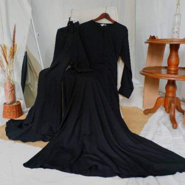Gamis set syari hitam polos.