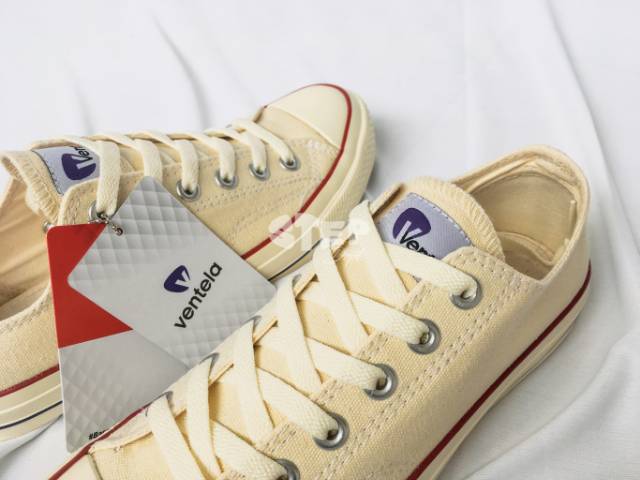 Sepatu Ventela Back to 70's Low Cream