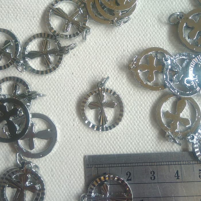 Bandul Liontin Lingkaran Salib Logam Tanpa Corpus Yesus Per setengah lusin Bahan Kalung Rohani