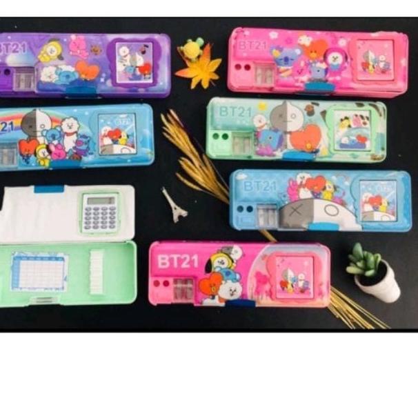 

⚡️TERLARIS BRANDS FESTIVAL⚡️ KOTAK PENSIL MAGNET DUA SISI plus KALKULATOR KARAKTER BTS / BT21 ANEKA WARNA grosir