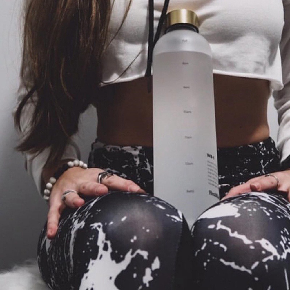 Botol Minum Plastik Matte Portable Kapasitas 1L Dengan Skala Waktu Untuk Fitnessolahraga