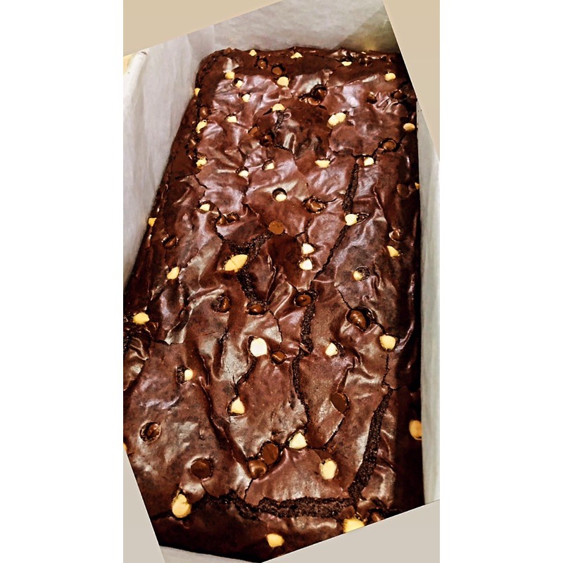 

Fudgy Brownies by Banina ukuran 23x 10 cm Topping : Premium White and Chocolate Choco Chips