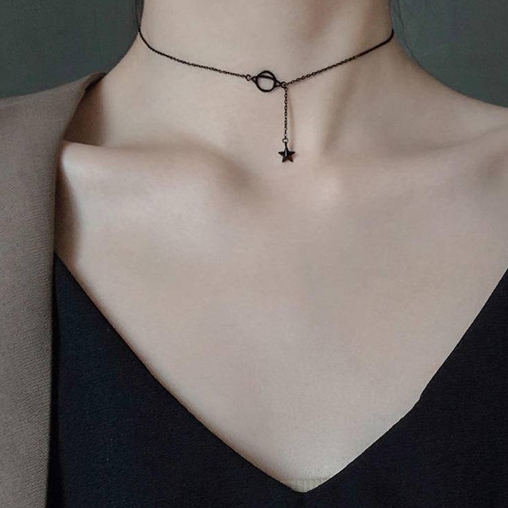 Kalung Choker Pendek Liontin Planet Bintang Alam Semesta Warna Hitam Gaya Punk Untuk Wanita