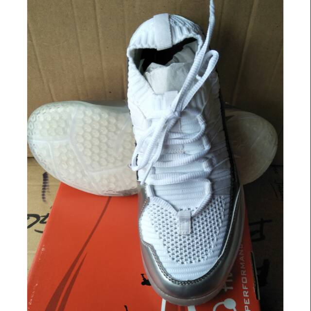 Sepatu badminton Hi-Qua Leggera