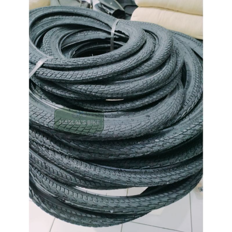Ban Luar Sepeda Genio 26 20 16 x 1.75 on road.