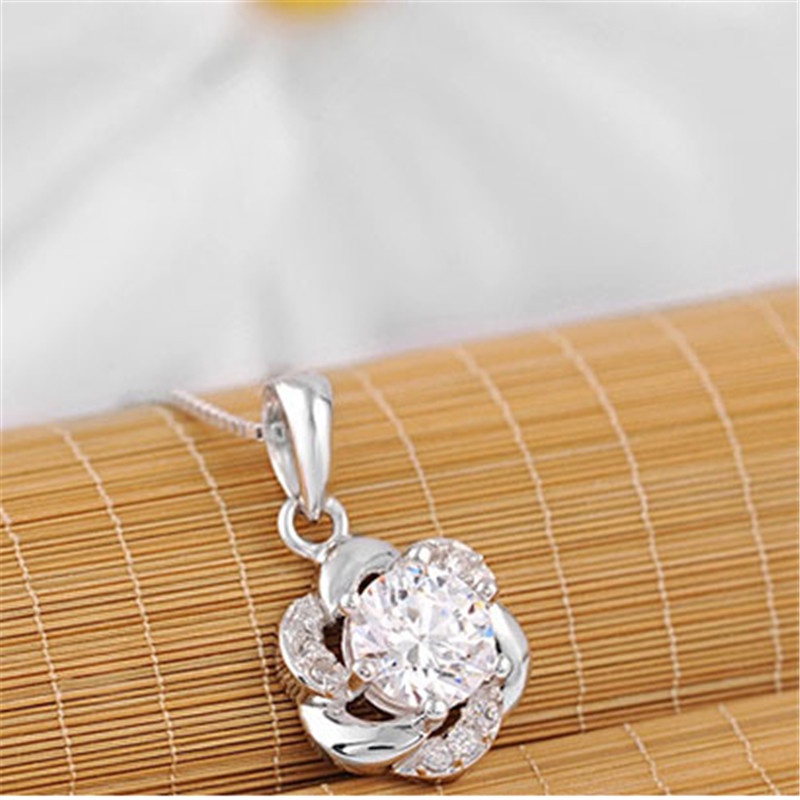 [Ready Stock]Fashion Silver Plated Diamond-Studded Necklace Flower Pendant