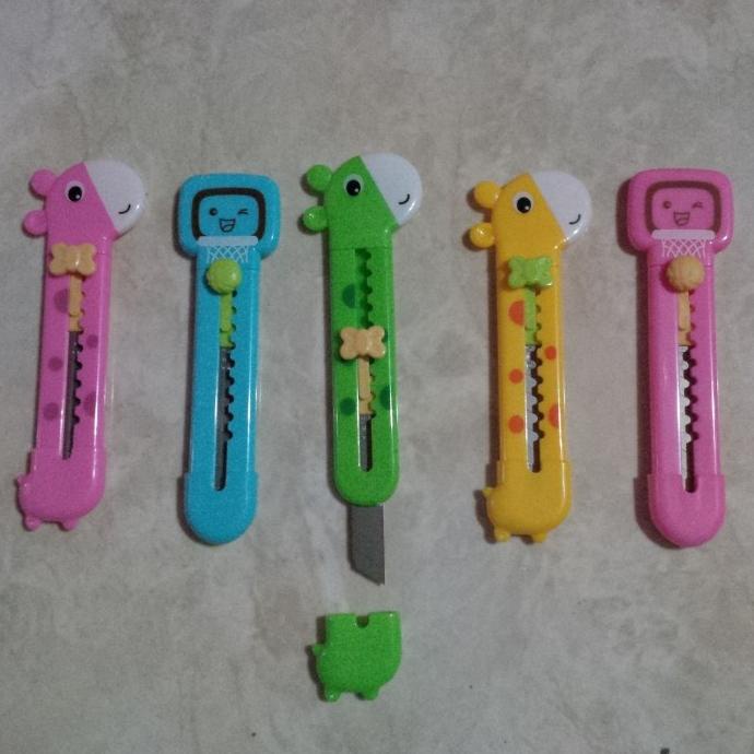 

monggo] Silet Cutter Karakter/Pemotong Kertas Cutting Paper