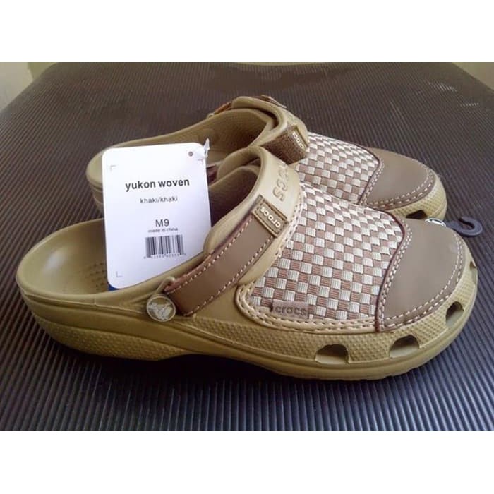 Sandal Crocs pria / Sepatu sandal Crocs pria / Crocs Yukon Woven - Khaki- 40