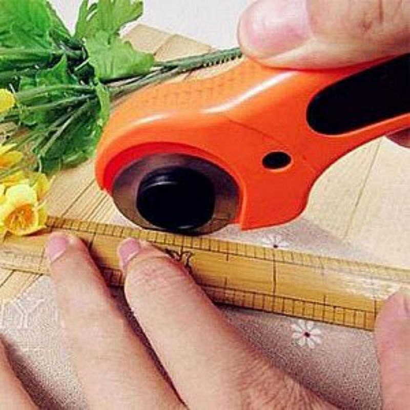 

CUTTER PUTAR CUTTER ROTARY ROLLER BLADE PISAU PUTAR ROLLER KNIFE ALAT POTONG CUTER BULAT