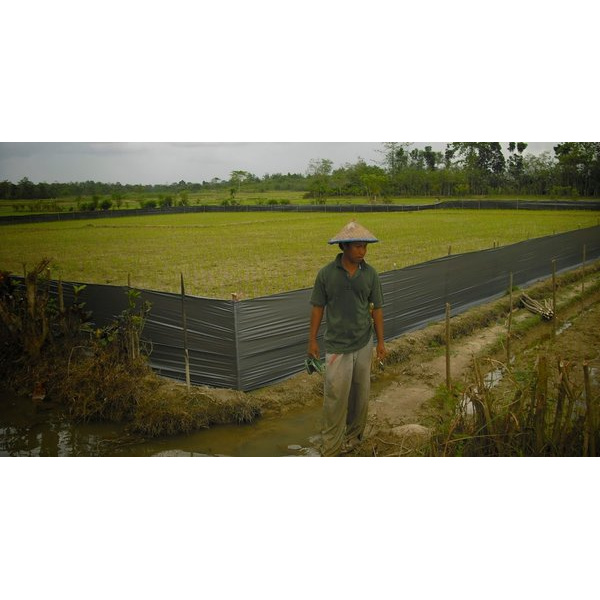 TERLARIS - Mulsa Hitam Perak Eceran 1 kg - Plastik Mulsa Untuk Pagar Sawah