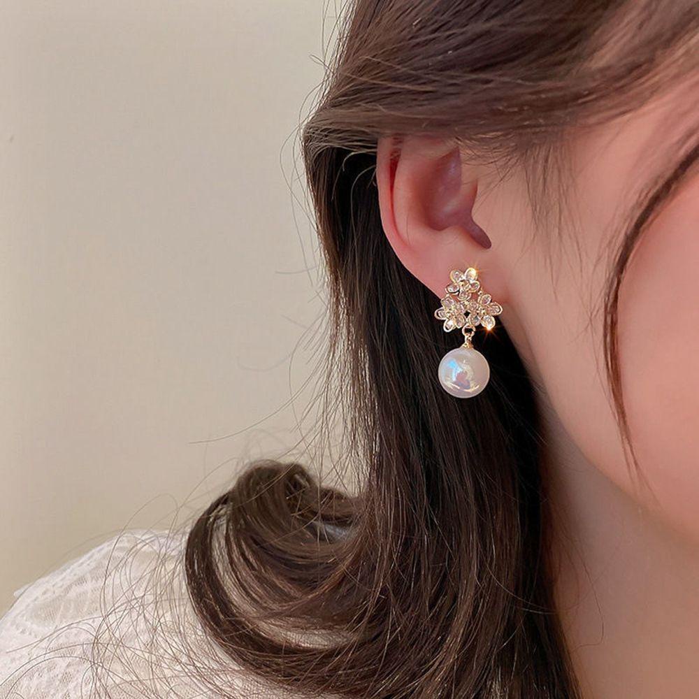 NEEDWAY Mermaid Pearl Earrings Wanita Kreatif Geometri French Pearl Stud Earrings Berlian Berlian Imitasi Anting Perempuan