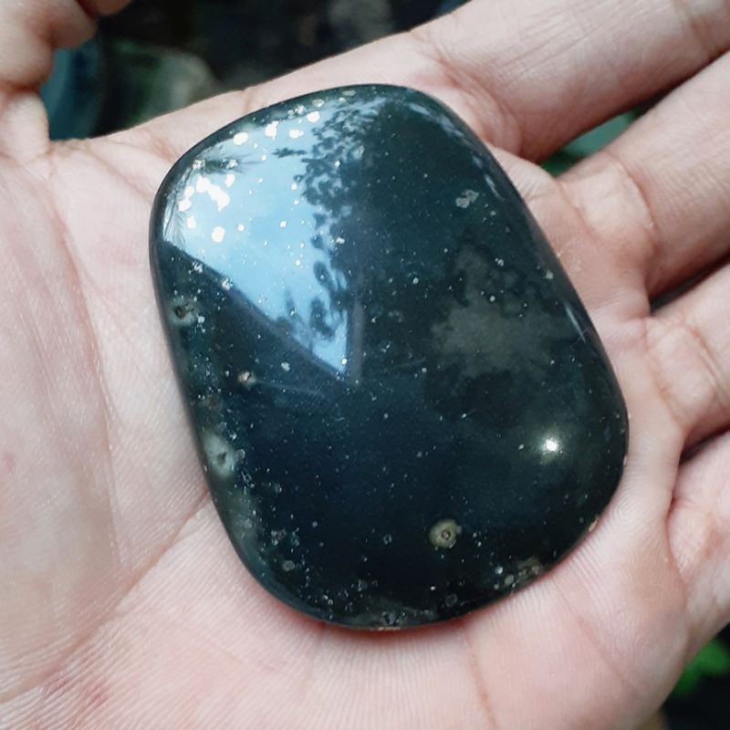 Batu Hijau Rintik Emas Gigi Petir Geledek Nempel Magnet Kapak Batu Zaman Neolitikum