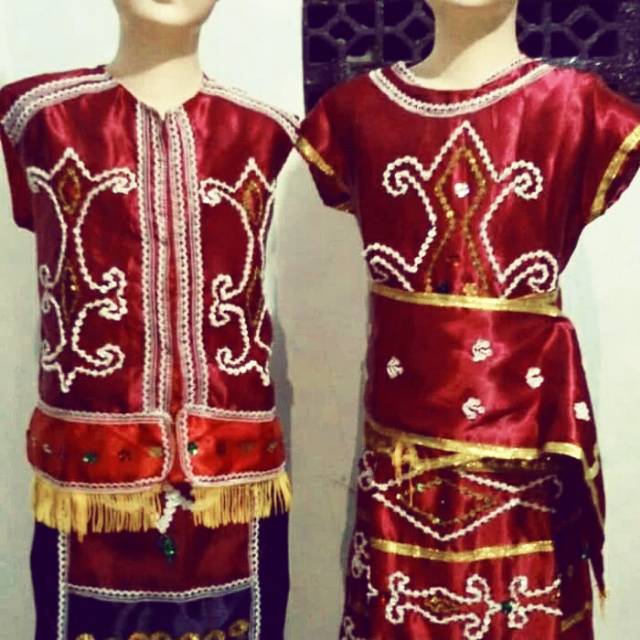 Baju adat Kalimantan barat dewasa