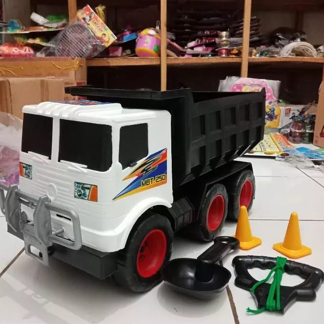 MOBIL TRUK PENGANGKUT PASIR UKURAN BESAR / MBT 250