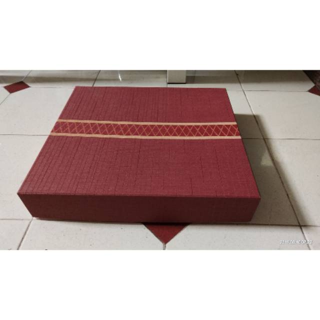 

Kotak Kado Merah Maroon