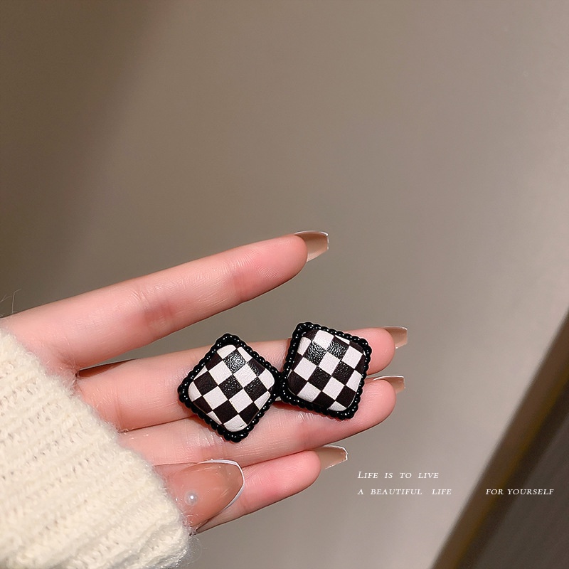 Anting Tusuk Motif Papan Catur Geometri Warna Hitam Putih Untuk Wanita