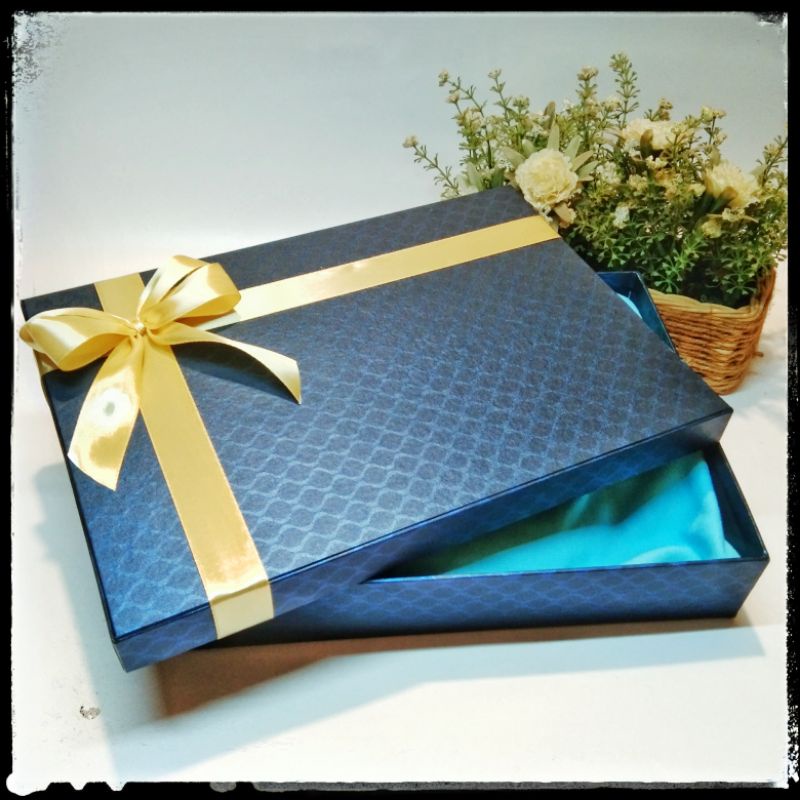 

kotak kado / giftbox ukuran 31x22x5 cm