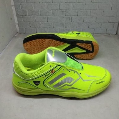 Sepatu batminton bulutangkis