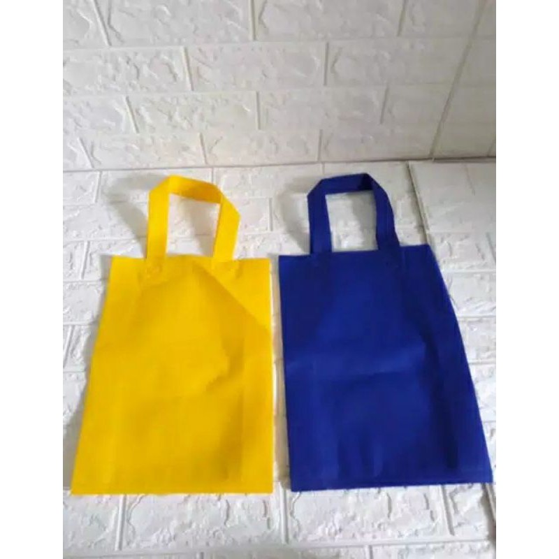 (25X35X10) Hls Goodie Bag Tas Kain Spunbond / Handle Lipat Samping Item