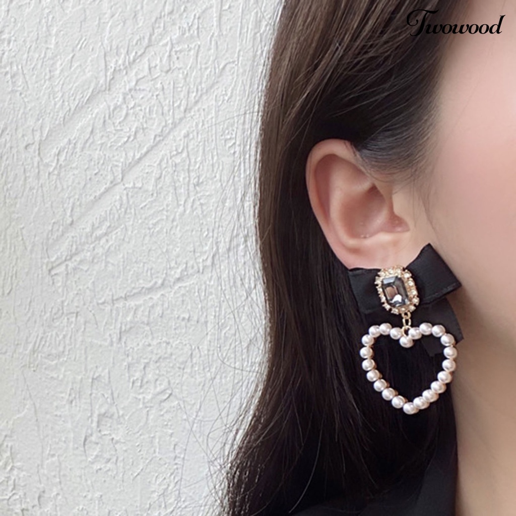 1 Pasang Anting Bentuk Pita Aksen Mutiara Imitasi Warna Hitam Gaya Retro Untuk Wanita