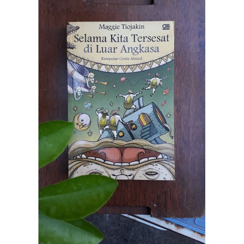 Selama Kita Tersesat di Luar Angkasa