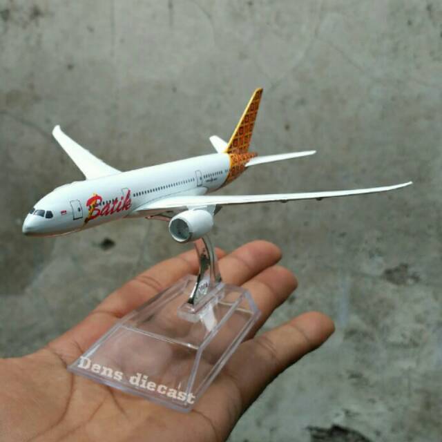 Miniatur pesawat Batik B777-300