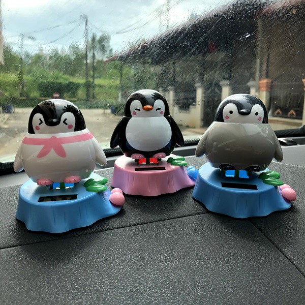 PENGUIN Pajangan Figure Goyang Kepala Mobil Solar Power