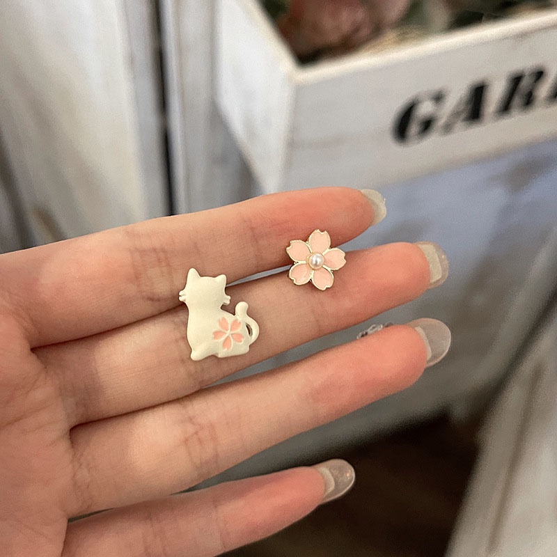 Anting Tusuk Asimetris Motif Kucing / Bunga Lucu Untuk Wanita