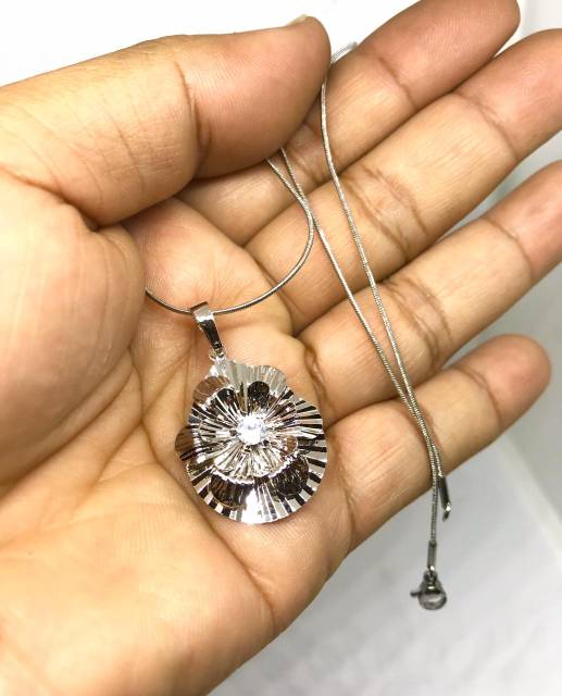 Kalung wanita //kalung +leintin//kalung//leontin//perhiasan wanita//kalung pengganti emas titanium