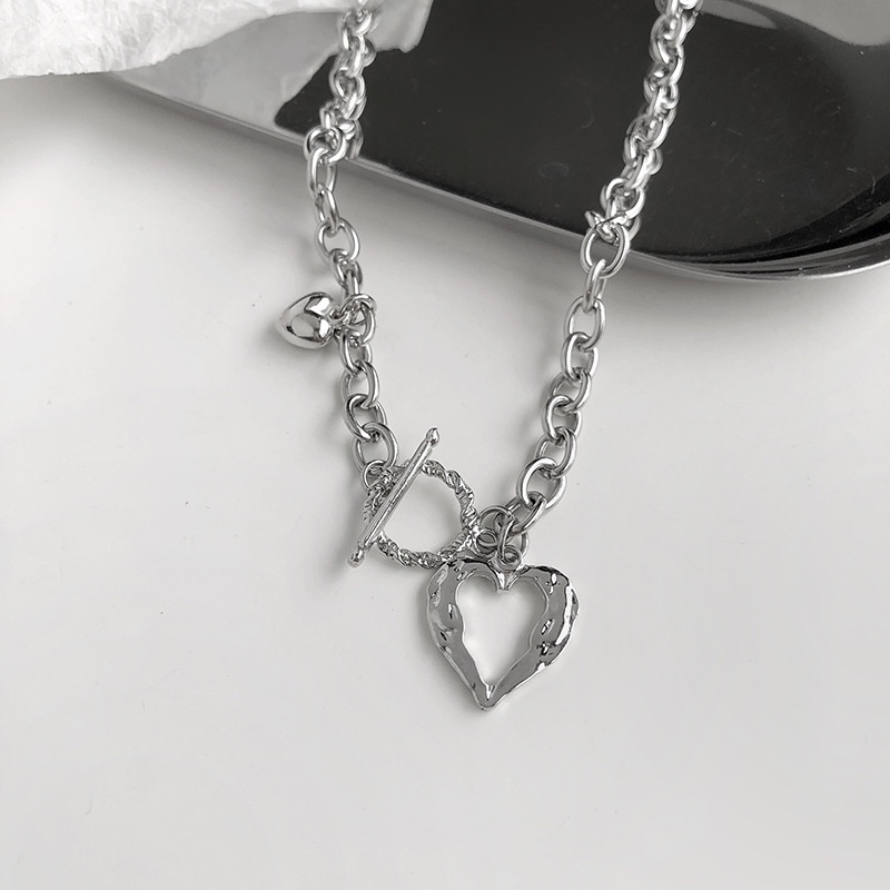 Kalung Rantai Dengan Liontin Hati Untuk Wanita