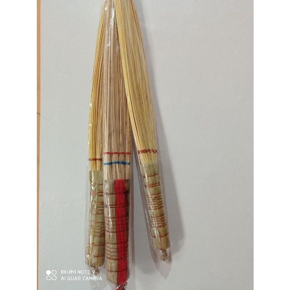 penebah /tebah / sapu lidi kasur putih