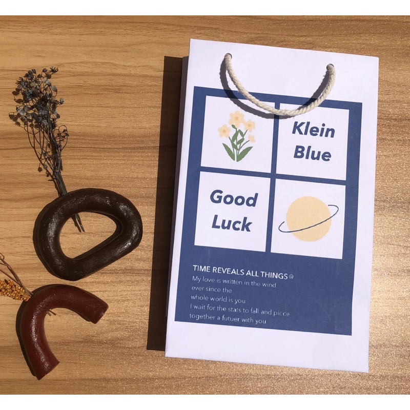 

Packaging Paperbag Tas putih motif Klein Blue