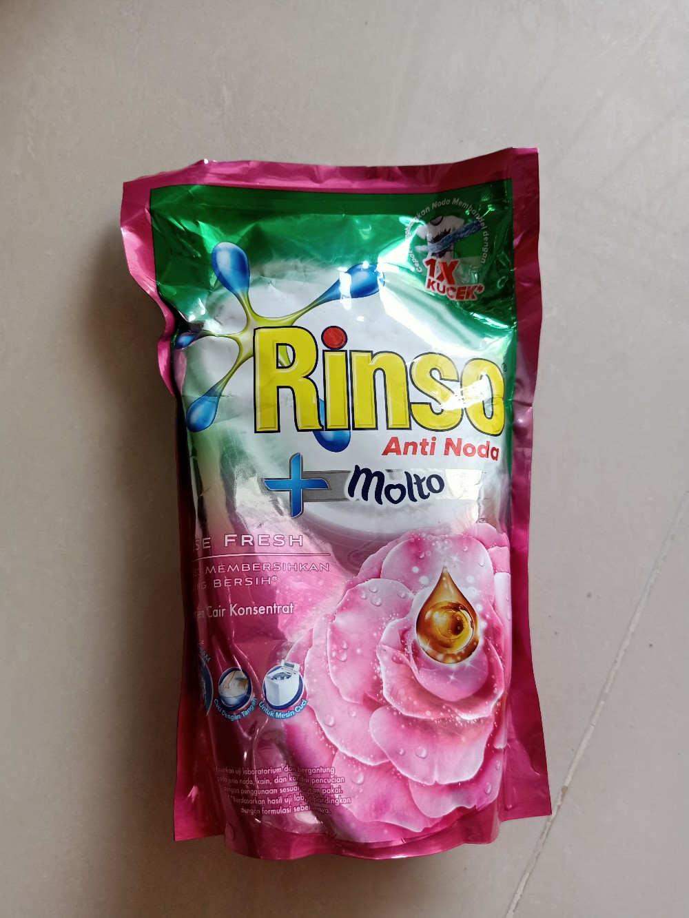 Rinso Cair Molto Rose Fresh & Perfume Essence  750 Ml