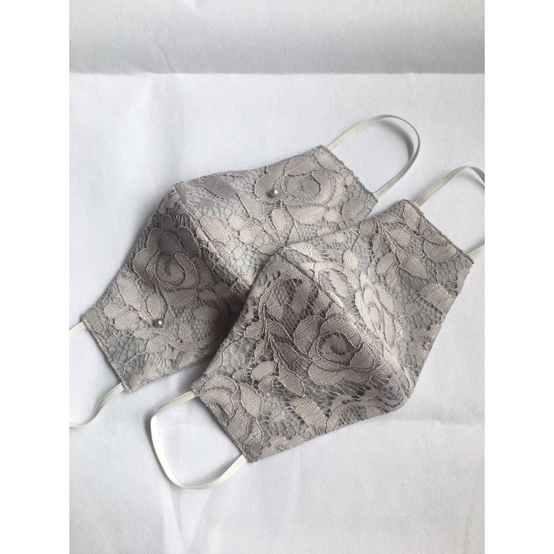 Masker brokat dewasa dan anak-anak 3ply motif bunga abu-abu mutiara. Masker kondangan/pesta/acara