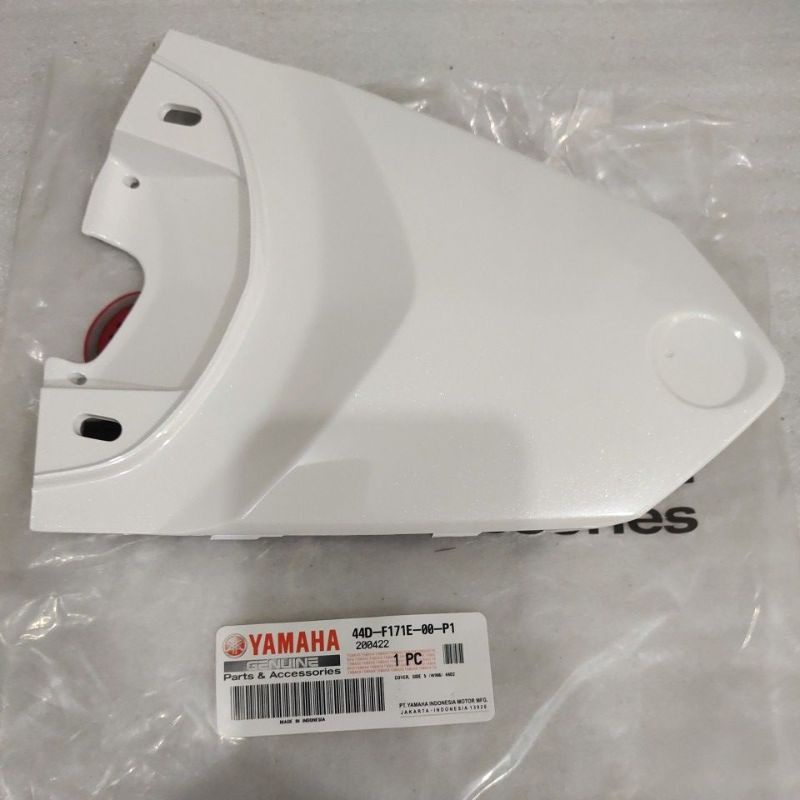 Cover tail stop tutup lampu stop belakang sambungan body bodi PUTIH YAMAHA Xeon GT 125 white glossy 