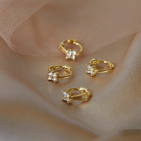 Anting Stud Desain Polka Dot Aksen Berlian Bahan S925 Silver Gaya Korea Untuk Wanita