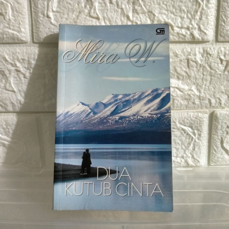 Novel bekas murah - mira w - dua kutub cinta