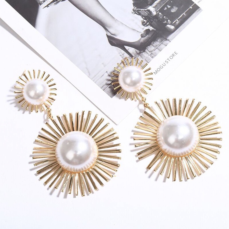 Anting Juntai Bentuk Bunga Hollow Aksen Mutiara Bahan Metal Warna Emas Silver Untuk Wanita