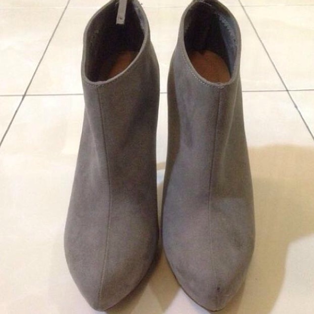 stradivarius grey heels