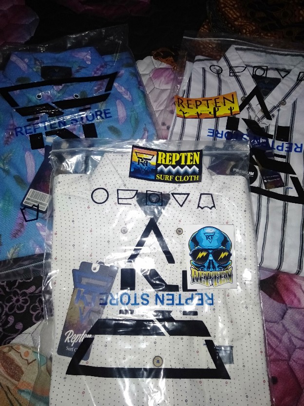 KEMEJA MURAH DISTRO  FULL ASESORIS FREE STIKER  TEMPEL 