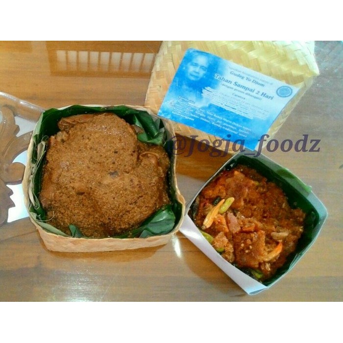 Paket personal Yu Djum (paha bawah 1+telur 3 gudeg krecek)