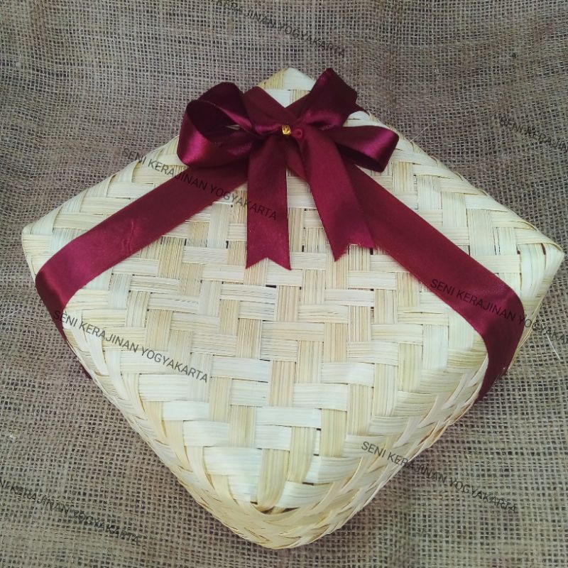 

(B014) Besek Bambu Natural 22cm Pita|Makanan|Ketring|Tumbu|Gift||Hantaran|Hampers|Sembako|Parcel