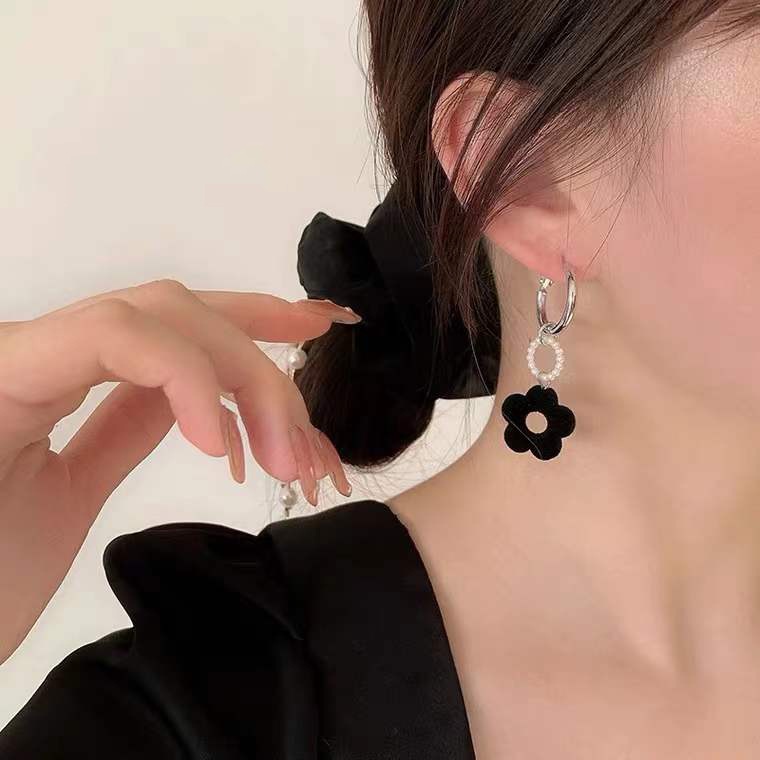 Anting Tusuk Motif Beruang Hitam Ala Korea Untuk Wanita