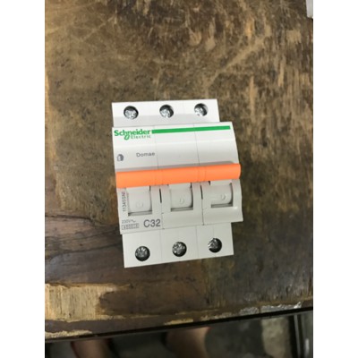 mcb 3 phase 32A Schneider