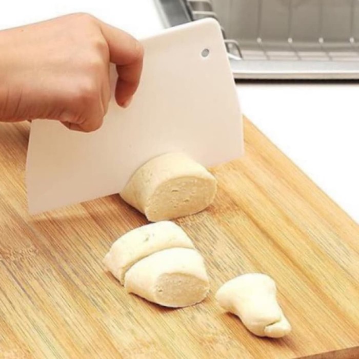 

KUE-PENGHIAS-ALAT- SCRAPER POLOS UKURAN 13 X9 CM - PUTIH -ALAT-PENGHIAS-KUE.